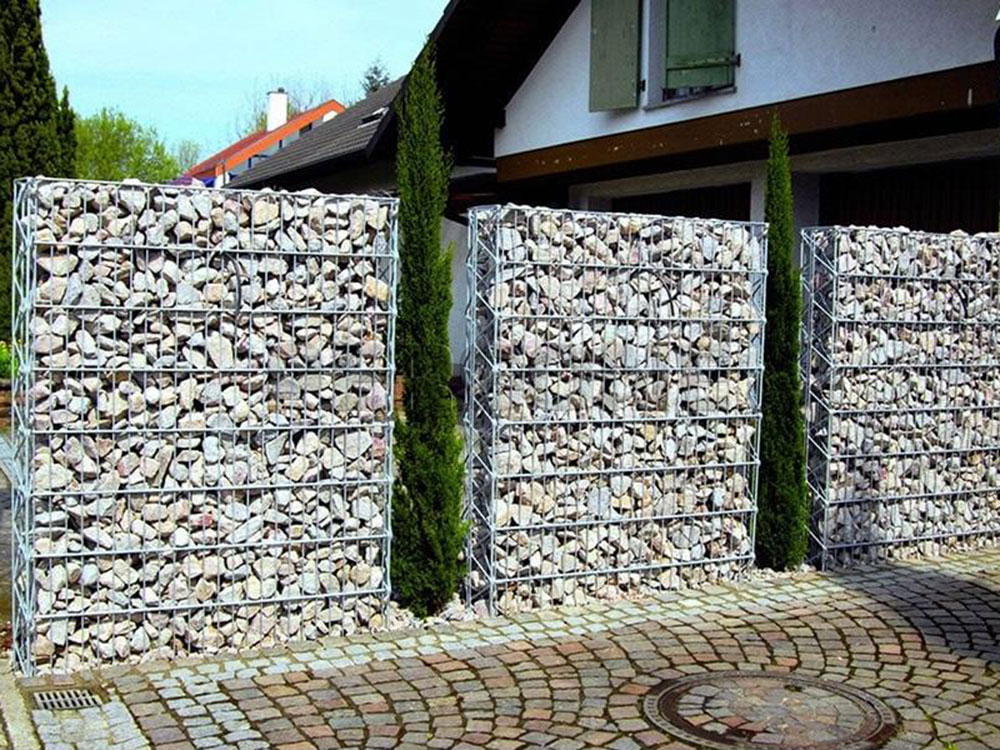 Фото забора из габионов для дома с галтованным белым кварцитом Фото забора из габионов для дома с галтованным белым кварцитом