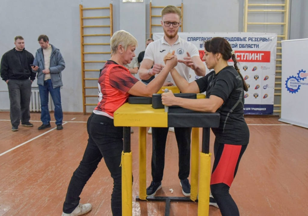 Соревнования по армрестлингу - завод Перфоград 